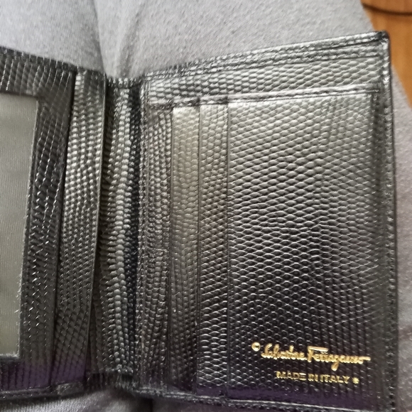 Authentic Salvatore Ferragamo Vara Black Textured Saffiano Leather Bifold Wallet - Picture 10 of 13